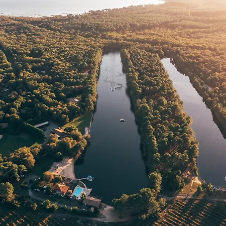 Avec Vue Sur Le Domaine De Pitrot